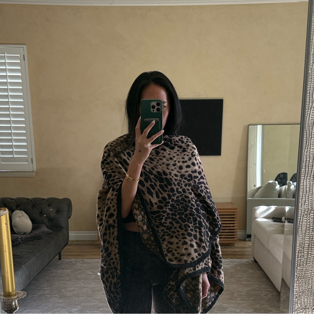 V. FRAAS Leopard Print Cape